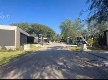Casa · 210m² · 4 Ambientes · 2 Cocheras · De Categoria - Todo Planta Baja - con Seguridad 24 Hs.