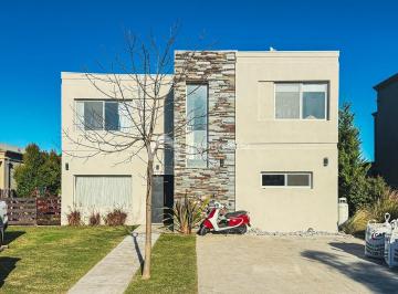 Casa · 141m² · 4 Ambientes · 1 Cochera · Casa en Venta 3 Dorm., Piscina, Parrilla en Barrio Nautico Vila Marina 1, Villanueva Tigre!