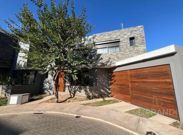 Casa · 150m² · 4 Ambientes · 1 Cochera · Complejo Cerrado - 3 Dorm. - 3 Baños - Cochera - Sum C/ Asador y Piscina