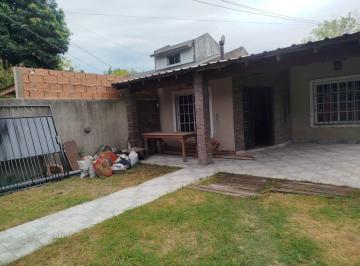 PH · 247m² · 4 Ambientes · 1 Cochera · Venta PH 4 Amb. C/ Coch. y Jardin - Apto Credito - Permuta por Zona Castelar Ituzaingo