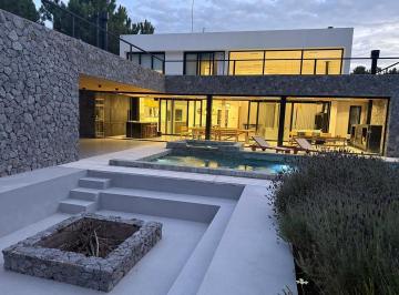 Casa · 400m² · 6 Ambientes · Muy Linda Casa en Costa Esmeralda – Barrio Marítimo