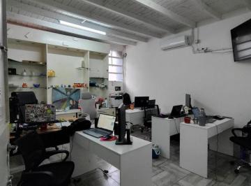 Bodega-Galpón · 150m² · 3 Ambientes · Galpón con Oficinas y Vestuarios en Alquiler en Villa Domínico