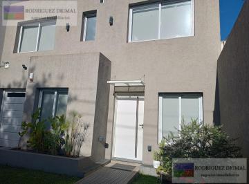 Casa · 450m² · 5 Ambientes · 1 Cochera · Excelente Casa en Temperley 4 Dorm. Cochera y Piscina!