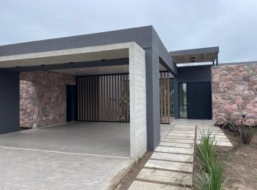Casa · 296m² · 6 Ambientes · 2 Cocheras · Casa de Diseño en Venta - Valle del Golf