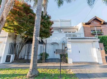 Casa · 339m² · 5 Ambientes · 2 Cocheras · Venta Casa 5 Ambientes con Jadin, Piscina, Quincho y Cochera en Villa Sarmiento