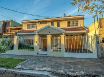 Casa · 248m² · 6 Ambientes · 3 Cocheras · Venta Casa 6 Amb. Pileta - Pque Cisneros - V. Adelina