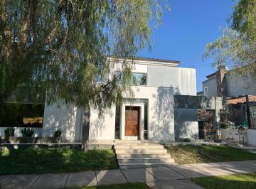 Casa de 5 ambientes, Ciudad de Mendoza · Casa Barrio Dalvian, 3 Dorm, 4 Baños, Cochera Doble, Jardín, Piscina