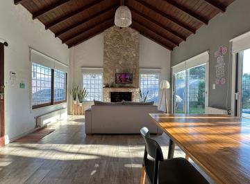Casa · 140m² · 3 Ambientes · 2 Cocheras · Casa en Venta 3 Ambientes con Pileta Climatizada en Barrio San Carlos
