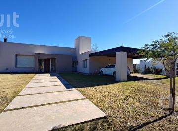 Casa · 250m² · 5 Ambientes · 2 Cocheras · Lindísima Casa a La Venta en Estación del Carmen!