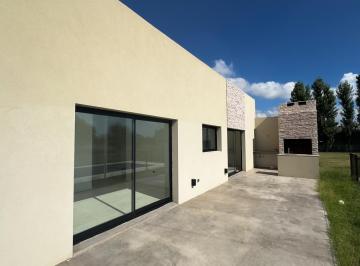 Bodega-Galpón · 141m² · 4 Ambientes · Casa en Venta a Estrenar Barrio Privado Cruz del Sur