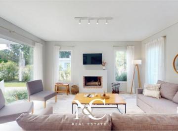 Casa · 160m² · 4 Ambientes · Casa en Venta en Costa Esmeralda con Fondo Libre Arbolado