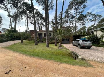 Casa · 5 Ambientes · 1 Cochera · Casa en Laguna Blanca