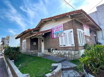 Casa · 210m² · 4 Ambientes · 1 Cochera · Venta Casa Turdera/ Esquina Estratégica