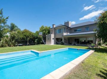 Casa · 217m² · 5 Ambientes · 2 Cocheras · Casa a La Venta en Club de Campo El Paso