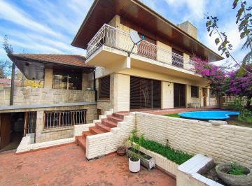 Sector trasero con Baldosas y Espacio verde · Imponente Chalet Clásico con Jardín y Cochera – Barrio Norte, La Plata