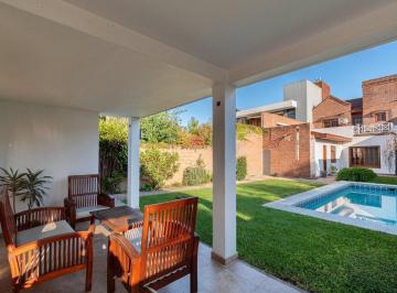 Casa · 245m² · 6 Ambientes · 1 Cochera · Venta Casa 4 Dorm. B. Parque Bernal - Permuta