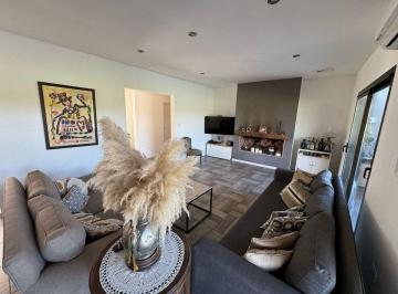 Casa · 303m² · 4 Ambientes · 3 Cocheras · Venta Casa 4 Amb Pileta en La Primavera Golf Lujan