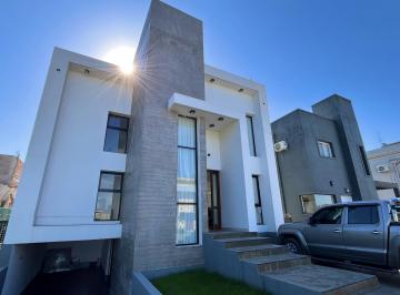 Casa · 279m² · 4 Ambientes · 2 Cocheras · Casa en Country Pinar 2, Tafi Viejo