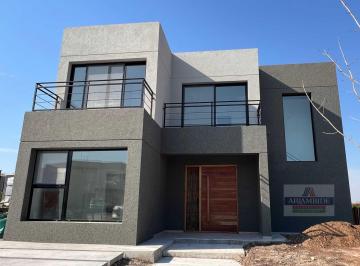 Casa · 201m² · 6 Ambientes · 2 Cocheras · Casa en Araucarias