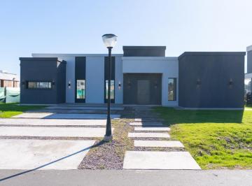 Casa · 165m² · 4 Ambientes · 2 Cocheras · Venta de Casa 4 Ambientes en Prados del Oeste - Moreno