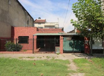 Casa · 255m² · 4 Ambientes · 1 Cochera · Venta de Lote con Multifamiliar en Plena Av