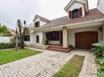 Casa · 401m² · 4 Ambientes · 1 Cochera · Venta Casa Tres Dorm. con Jardin y Cochera