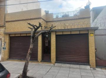 Casa · 136m² · 5 Ambientes · 1 Cochera · Venta Casa Multifamiliar en Lote Propio + Local