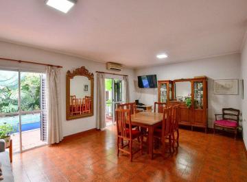 Casa · 222m² · 6 Ambientes · 1 Cochera · Casa en Venta La Plata 3 Dorm. + Estudio