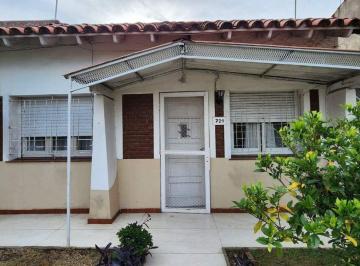 Casa · 117m² · 3 Ambientes · 1 Cochera · Casa Estilo Chalet 3 Amb Venta C/parque y Cochera