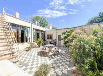 Casa · 241m² · 7 Ambientes · 1 Cochera · Casa Antigua en Venta en Pergamino con Patio