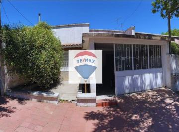 Casa · 181m² · 5 Ambientes · 1 Cochera · Casa de 3 Dorm. + Monoambiente en Carmelo
