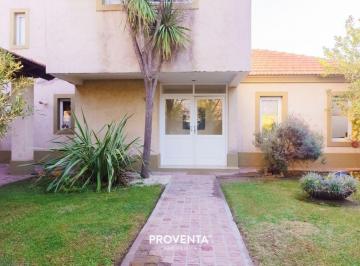 Casa · 346m² · 5 Dormitorios · 2 Cocheras · Hermosisima Casa en Vistalba Pegado a Chacras de Coria