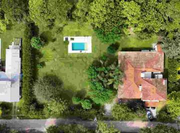 Casa · 298m² · 8 Ambientes · 2 Cocheras · Casa con Doble Vista a Cancha de Golf en El Paso