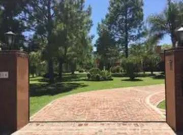 Casa · 260m² · 7 Ambientes · 1 Cochera · Casa Quinta Gran Lote Barrio Altavista