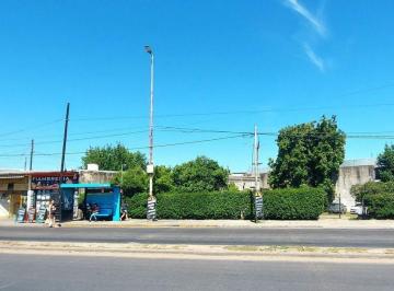 Casa · 331m² · 5 Ambientes · Locales, Lote en Esquina de 1180 M² en Moron
