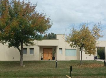 Casa · 149m² · 4 Ambientes · 5 Cocheras · Casa Venta Haras del Sur I La Plata Apto Banco