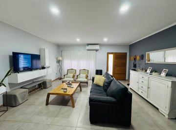 Casa · 113m² · 4 Ambientes · 2 Cocheras · Casa en Venta en Urquiza con Pileta