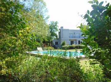 Casa · 200m² · 4 Ambientes · 1 Cochera · Casa en Venta - 3 Dorm. 2 Baños - 200 m² - Azul