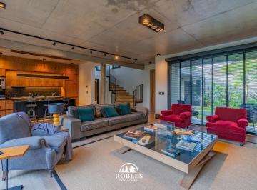 Casa · 245m² · 3 Ambientes · Casa Estilo Moderno en El Excelente Barrio Playa Grande
