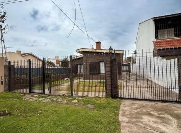 Casa · 200m² · 4 Ambientes · Dos en Block Chalet en Caisamar