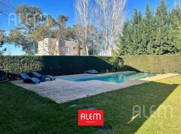 Casa · 230m² · 6 Ambientes · 2 Cocheras · Casa de 4 Dorm. en Venta | Quintas del Sol