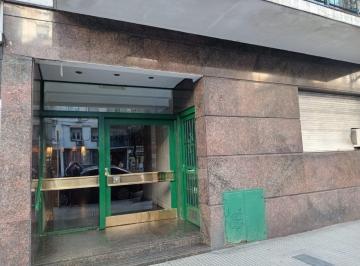 Departamento de 4 ambientes, Caballito · Excelente Semipiso Sobre Av Rivadavia de 4 Ambientes con Dependencia