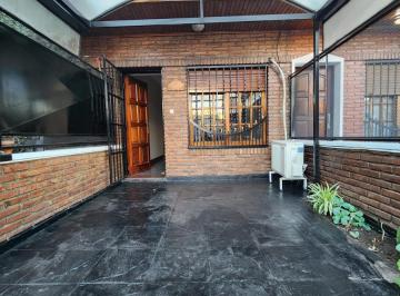 Casa · 95m² · 4 Ambientes · 1 Cochera · Triplex 4 Amb. con Patio y Cochera en Villa Luzuriaga