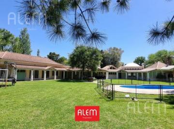 Casa · 445m² · 9 Ambientes · 2 Cocheras · Casa en Venta en El Ombú
