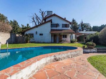 Casa · 244m² · 6 Ambientes · 1 Cochera · Venta de Casaquinta - Pileta - Permuta - Financiación P.