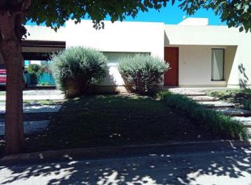 Casa · 248m² · 6 Ambientes · 1 Cochera · Casa 3 Dor y Quincho en Tejas 3