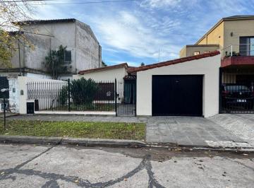 Casa · 150m² · 3 Ambientes · 1 Cochera · Casa en Venta Castelar Norte. Cochera y Jardin