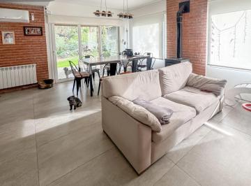 Casa · 90m² · 2 Ambientes · 4 Cocheras · Moderna Casa en Bosque Peralta Ramos a Una Cuadra de La Plaza. Mar del Plata