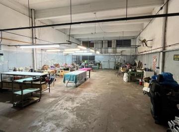 Bodega-Galpón · 612m² · Galpon / Edificio Industrial en 3 Plantas Entrada de Autos