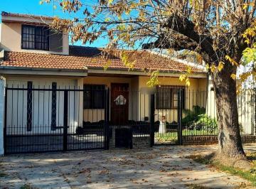 Casa · 95m² · 4 Ambientes · 1 Cochera · Casa 4 Ambientes en Venta en Longchamps